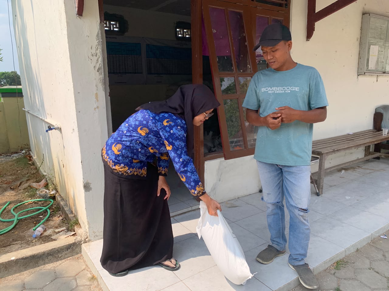 Pembagian Beras Bulog Untuk warga Desa Tegalandong