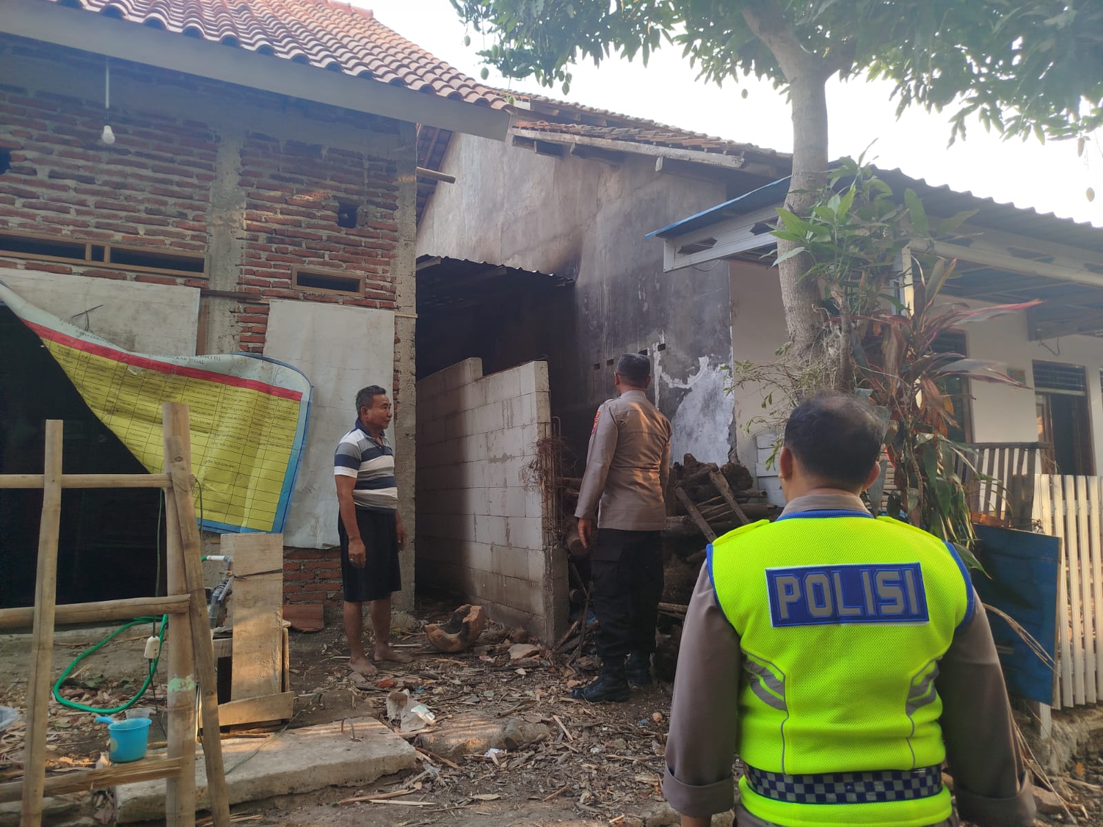 Penyerahan bantuan dari Polsek Lebaksiu